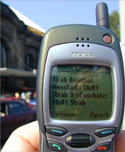 © VVO: Auskunft per SMS - 2001 wurden die Dresdner Verkehrsbetriebe dafür mit dem Deutschen ÖPNV-Innovationspreis ausgezeichnet.