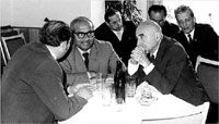 © privat; Prof. Alfred Tarski (vorn r.) im Gespräch mit Teilnehmern der Verkehrswissenschaftlichen Tage 1972.