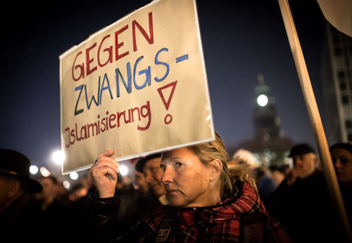 © Ronald Bonss; Während einer Pegida-Demonstration in Dresden
