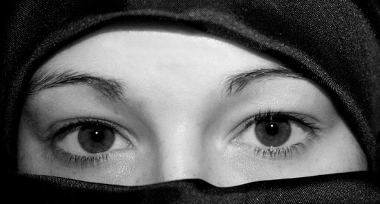 Foto: Rike/pixelio.de; Viele Muslima tragen auch hierzulande einen Schleier als Zeichen ihrer Religiösität. (Symbolfoto)