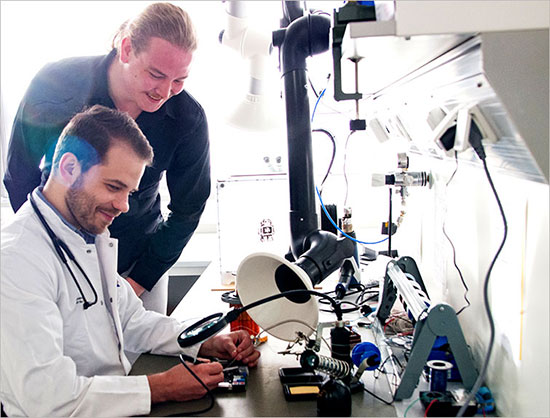 © Marie Brombach; Dr. Franz Brinkmann und Ingenieur Ronny Hüttner entwickeln im Projekt NGScopes endoskopische Mikroroboterwerkzeuge.
