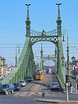 © H. Goehler; In Budapest finden die Veranstaltungen des Vereins DU statt. Hier die Szabadság híd = Freiheitsbrücke, wurde als erste Brücke Budapests nach dem Krieg wiederhergestellt. 