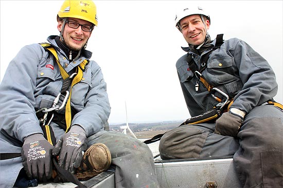 © privat; TUD-Maschinenbaustudent Sirko Bartholomay (l.) mit seinem Mentor Mathias Hillmann, Projektleiter der cp.max Rotortechnik GmbH & Co.KG, gemeinsam auf einem Windrad.