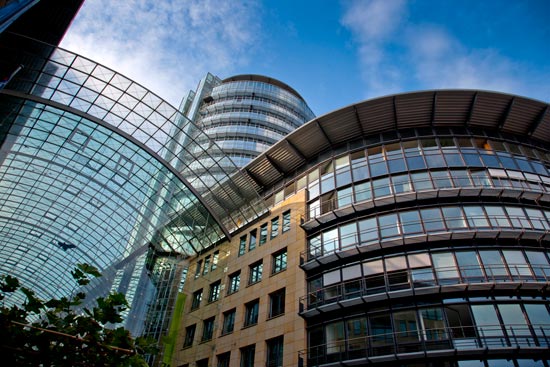 © Stefan Gröschel; Weiterbilden hinter Glasfassaden ? die Dresden International University befindet sich seit 2011 im WTC Dresden.