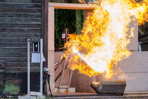 © Jens Dziewiencki; Spektakuläre Flammenbilder entstehen bei einer sog. offenen Verbrennung, d.h. ohne Düse
