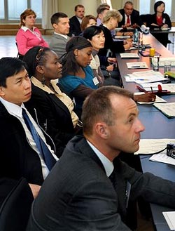 © (2): Archiv Absolventenreferat;
24 Alumni aus 21 Nationen waren zu Gast bei der Alumniwoche 2009.