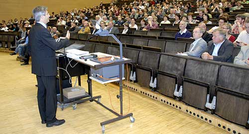© Pressestelle; TUD-Rektor Prof. Müller-Steinhagen stellt den Exzellenzantrag vor.