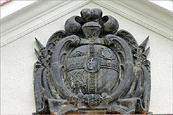 © Foto: Steffi Eckold; Wappen am Rektoratsgebäude