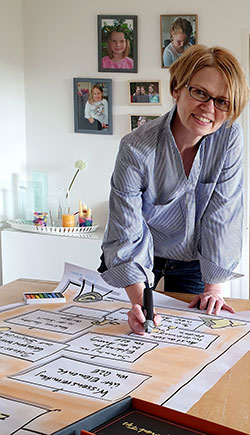© Foto: privat; Prof. Annikka Zurwehme bereitet Flipcharts für eine Lehrveranstaltung vor.

