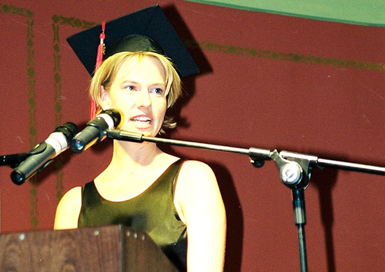 © Archiv nexus e. V.; Annikka Zurwehme spricht im Jahr 2000 beim Absolventenball der Fakultät Wirtschaftswissenschaften im Ballhaus Watzke.
