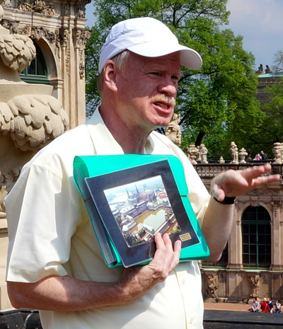 Foto: privat; Dr. Günther Kieb zeigt von Herzen gern Dresdens Gästen die Stadt und auch den TUD-Campus.