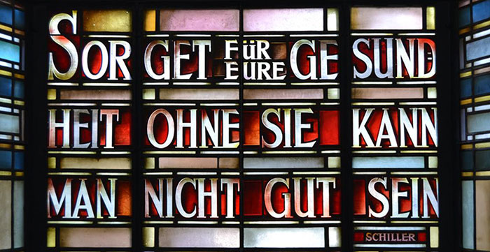 © D. Möbius; Detail eines Treppenhaus-Fensters von Richard Morgenthal im Deutschen Hygiene-Museum Dresden.