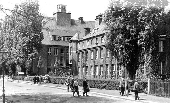 © Universitätsarchiv; Der Fritz-Foerster-Bau, damaliger Sitz der TUD-Chemiker, in den 1960er-Jahren