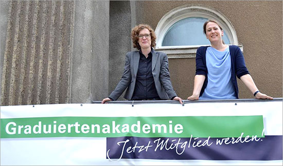 © D. Möbius; Die Geisteswissenschaftlerinnen Dr. Barbara Könczöl und Dr. Katrin Jordan (r.) leiten die Geschäfte der Graduiertenakademie.
