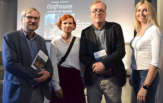 © D. Möbius; Im 2019 erschienenen Buch "Ostfrauen verändern die Republik" wird auch Katja Kipping (2. v. l.) porträtiert. Hier bei einer Diskussion mit Verleger Dr. Christoph Links (l.), Co-Autor Marcus Decker (2. v. r.) und Pilotin Cornelia Leher (r.).