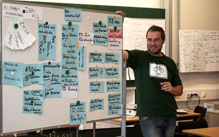 © R. Lohse; Moderator und TUD-Alumnus Jens Bemme stellt Workshop-Ergebnisse vor.