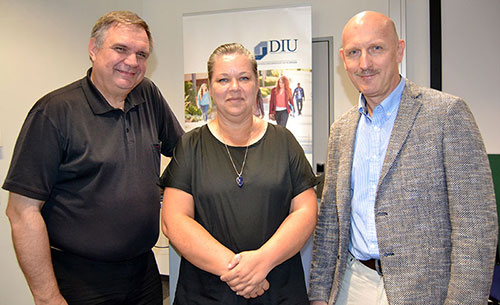 © Andreas E. Gebhardt, Dr. Kornelia Möser und Chefarzt Dr. Holger Sebastian (von links) bereiten angehende Führungskräfte im Gesundheitswesen an der DIU auf die Herausforderungen der Zukunft vor. 
