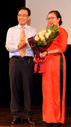 © privat; Frau Dr. Phung Lan Huong mit Prof. Hoang Minh Son, Rektor der HUST und ebenfalls TUD-Absolvent