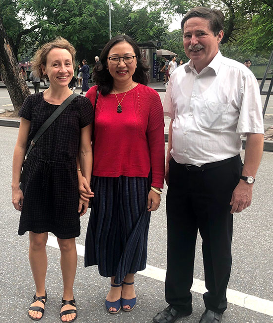 © privat; Während des DAAD-Alumnitreffens im November 2019; Dr. Phung Lan Huong (m.), Prof. Uwe Füssel (r.) und Dr. Claudia Müller, Referentin Internationales des TUD-Bereichs Ingenieurwissenschaften (l.)
