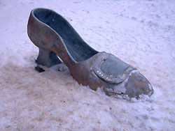 © H. Goehler; Aschenbrödels Schuh -
gerade in der Weihnachtszeit Symbol des
Sehnsuchtsvollen.